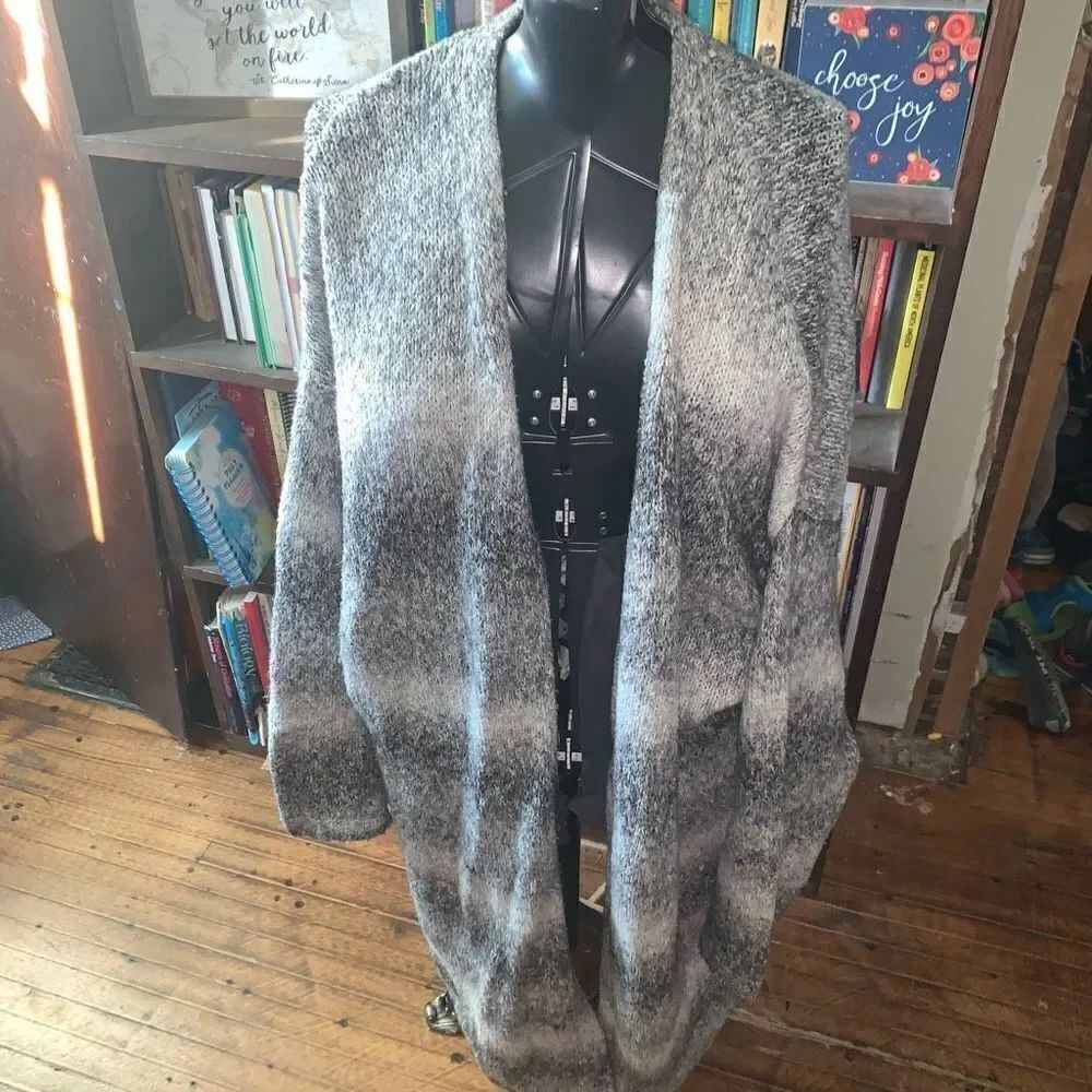 Lane Bryant cozy gray and white 22/24 soft long cardigan
